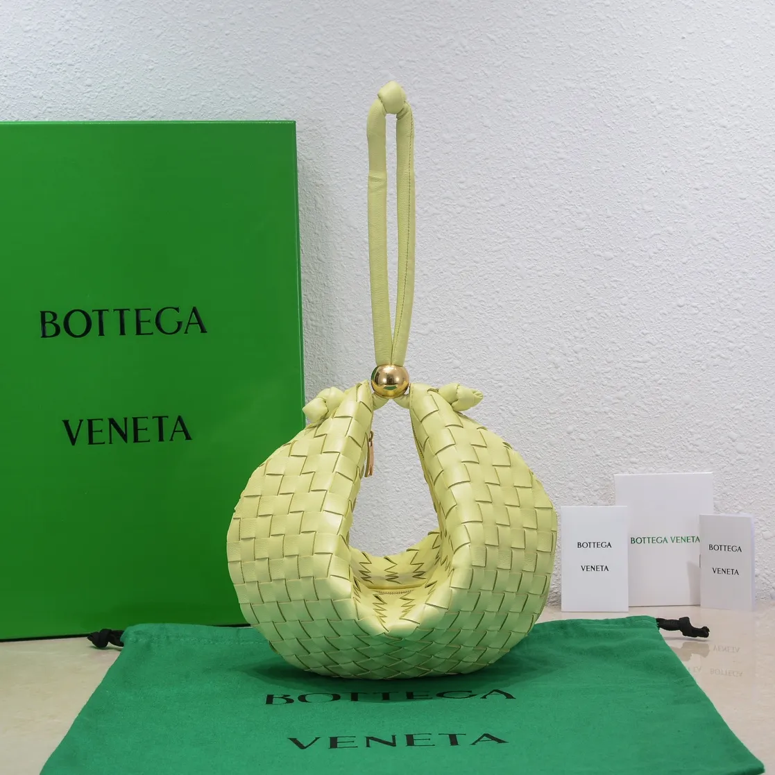 Batch 1260 BV has released a new product. TURN # Recommended new popular style is still the classic woven logo that we can recognize at a glance. It is really a unique style that is familiar and unfamiliar! Made of sheepskin woven with beautiful gold beads on the shoulder straps for free adjustment. When in use, you can switch between the shoulder and handle bag at will. It has a concave and convex shape anytime and anywhere. It is a practical king with a unique personality. With the right color combination, it can be sweet or salty. It is full of style. Summer catwalk style is beautiful. Pull it out quickly. Size: 40*3*24, model: 6699-3#
